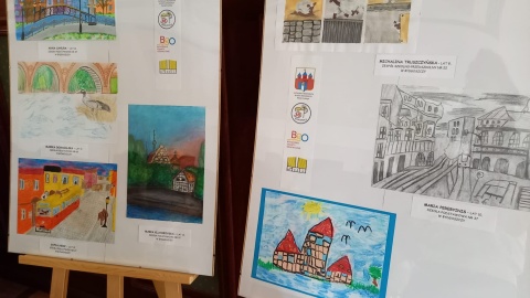 W bydgoskim ratuszu odbyło się wręczenie nagród w ramach konkursu plastycznego „Urokliwe zakątki Bydgoszczy”/fot: Agata Raczek