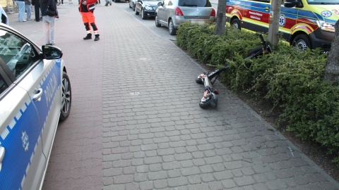 Policja przypomina, że zgodnie z prawem na hulajnodze elektrycznej może jechać tylko jedna osoba. Maksymalna dozwolona prędkość to 20 km/h