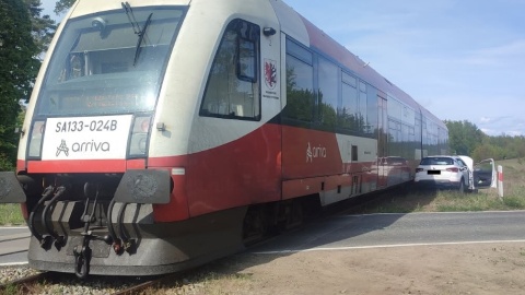 Według relacji służb kolejowych, kierowca zignorował znak stop. / Fot. PKP Polskie Linie Kolejowe SA