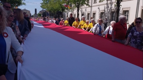Pochód ze stumetrową flagą we Włocławku/fot. Marek Ledwosiński