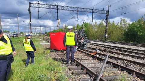Do wypadku doszło w poniedziałek rano na strzeżonym przejeździe w Aleksandrowie Kujawskim, zginął kierowca mercedesa/fot. KPP w Aleksandrowie Kujawskim