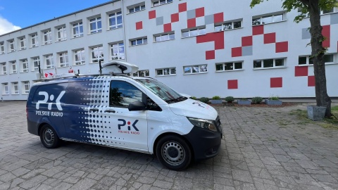 Wóz transmisyjny PR PiK przed Zespołem Szkół Handlowych w Bydgoszczy/fot. fot. Izabela Langner