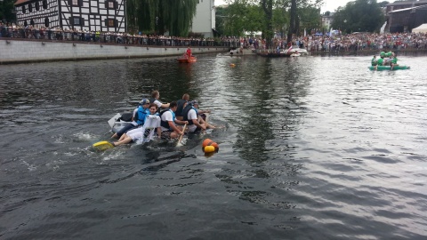 Załoga Polskiego Radia PiK w czasie zawodów łodzi butelkowych w 2013 rok/fot. Ireneusz Sanger/archiwum