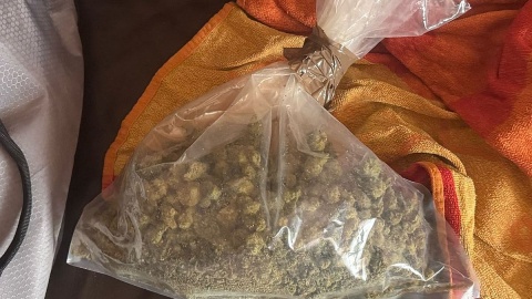 Prokuratura w Lipnie wszczęła śledztwo przeciwko trzem mieszkańcom powiatu lipnowskiego za posiadanie środków psychotropowych i odurzających. Oprócz tego, jeden z mężczyzn jest podejrzany o porwanie nieletniej i wożenie jej w bagażniku samochodu. Dziewczyna została także pobita/fot. KPP Lipno