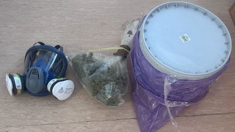 Prokuratura w Lipnie wszczęła śledztwo przeciwko trzem mieszkańcom powiatu lipnowskiego za posiadanie środków psychotropowych i odurzających. Oprócz tego, jeden z mężczyzn jest podejrzany o porwanie nieletniej i wożenie jej w bagażniku samochodu. Dziewczyna została także pobita/fot. KPP Lipno