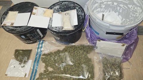 Prokuratura w Lipnie wszczęła śledztwo przeciwko trzem mieszkańcom powiatu lipnowskiego za posiadanie środków psychotropowych i odurzających. Oprócz tego, jeden z mężczyzn jest podejrzany o porwanie nieletniej i wożenie jej w bagażniku samochodu. Dziewczyna została także pobita/fot. KPP Lipno