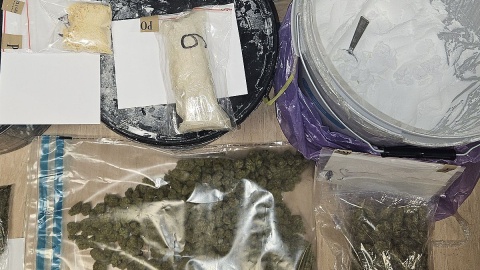 Prokuratura w Lipnie wszczęła śledztwo przeciwko trzem mieszkańcom powiatu lipnowskiego za posiadanie środków psychotropowych i odurzających. Oprócz tego, jeden z mężczyzn jest podejrzany o porwanie nieletniej i wożenie jej w bagażniku samochodu. Dziewczyna została także pobita/fot. KPP Lipno