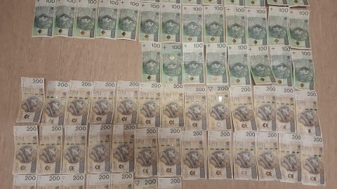 Prokuratura w Lipnie wszczęła śledztwo przeciwko trzem mieszkańcom powiatu lipnowskiego za posiadanie środków psychotropowych i odurzających. Oprócz tego, jeden z mężczyzn jest podejrzany o porwanie nieletniej i wożenie jej w bagażniku samochodu. Dziewczyna została także pobita/fot. KPP Lipno