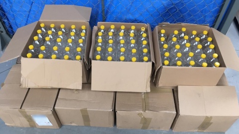 W bagażniku mundurowi znaleźli plastikowe butelki z alkoholem bez polskich znaków akcyzy/fot. kujawsko-pomorskie.kas.gov.pl