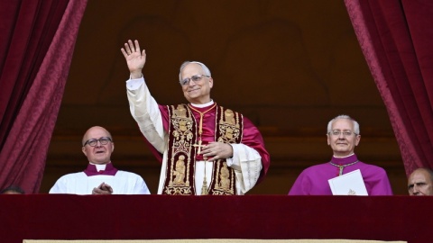 Nowy papież Leon XIV pozdrowił wiernych z balkonu Bazyliki świętego Piotra/fot. PAP/EPA