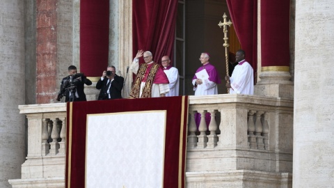Nowy papież Leon XIV pozdrowił wiernych z balkonu Bazyliki świętego Piotra/fot. PAP/EPA