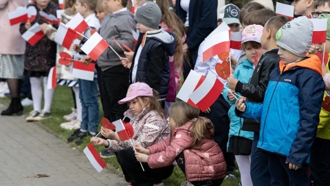 W uroczystościach przy pomniku marszałka Józefa Piłsudskiego wzięli udział uczniowie, samorządowcy i mieszkańcy Torunia/fot: Wojtek Szabelski, torun.pl, licencja: CC BY-NC 4.0