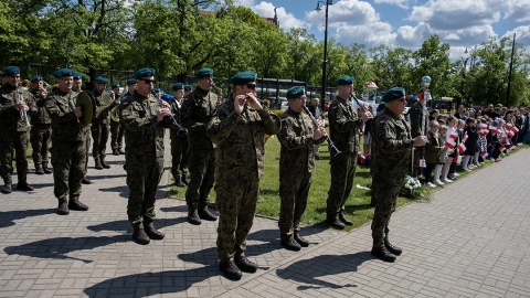 W uroczystościach przy pomniku marszałka Józefa Piłsudskiego wzięli udział uczniowie, samorządowcy i mieszkańcy Torunia/fot: Wojtek Szabelski, torun.pl, licencja: CC BY-NC 4.0
