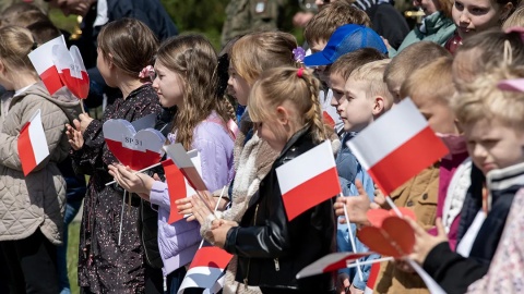 W uroczystościach przy pomniku marszałka Józefa Piłsudskiego wzięli udział uczniowie, samorządowcy i mieszkańcy Torunia/fot: Wojtek Szabelski, torun.pl, licencja: CC BY-NC 4.0