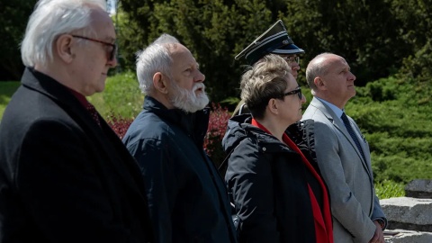 W uroczystościach przy pomniku marszałka Józefa Piłsudskiego wzięli udział uczniowie, samorządowcy i mieszkańcy Torunia/fot: Wojtek Szabelski, torun.pl, licencja: CC BY-NC 4.0