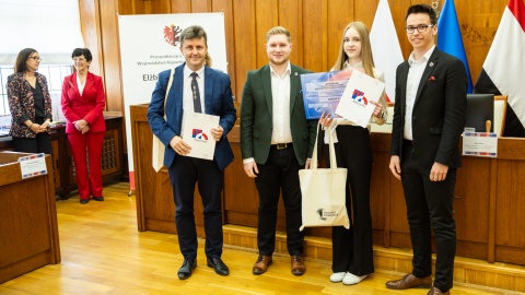 Dziesięcioro uczniów szkół podstawowych z regionu sprawdzało swoją wiedzę o samorządzie. W Urzędzie Marszałkowskim w Toruniu zorganizowano finał Regionalnego Konkursu Wiedzy o Samorządzie Terytorialnym/fot: Mikołaj Kuras, Andrzej Goiński dla UMWKP