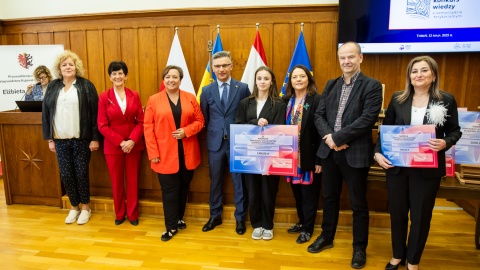 Dziesięcioro uczniów szkół podstawowych z regionu sprawdzało swoją wiedzę o samorządzie. W Urzędzie Marszałkowskim w Toruniu zorganizowano finał Regionalnego Konkursu Wiedzy o Samorządzie Terytorialnym/fot: Mikołaj Kuras, Andrzej Goiński dla UMWKP