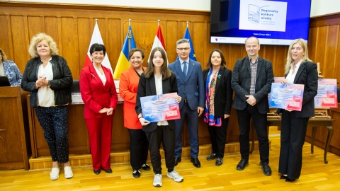Dziesięcioro uczniów szkół podstawowych z regionu sprawdzało swoją wiedzę o samorządzie. W Urzędzie Marszałkowskim w Toruniu zorganizowano finał Regionalnego Konkursu Wiedzy o Samorządzie Terytorialnym/fot: Mikołaj Kuras, Andrzej Goiński dla UMWKP