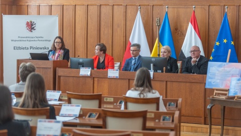 Dziesięcioro uczniów szkół podstawowych z regionu sprawdzało swoją wiedzę o samorządzie. W Urzędzie Marszałkowskim w Toruniu zorganizowano finał Regionalnego Konkursu Wiedzy o Samorządzie Terytorialnym/fot: Mikołaj Kuras, Andrzej Goiński dla UMWKP
