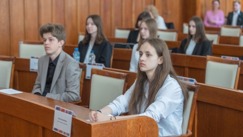 Dziesięcioro uczniów szkół podstawowych z regionu sprawdzało swoją wiedzę o samorządzie. W Urzędzie Marszałkowskim w Toruniu zorganizowano finał Regionalnego Konkursu Wiedzy o Samorządzie Terytorialnym/fot: Mikołaj Kuras, Andrzej Goiński dla UMWKP