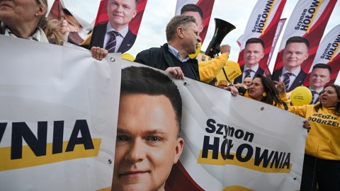 Wybory Prezydenta RP 2025 - kampania. Zwolennicy kandydata Trzeciej Drogi Szymona Hołowni przed gmachem TVP w Warszawie/fot. Marcin Obara, PAP