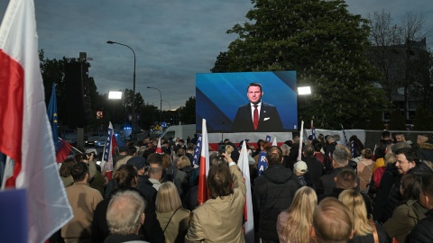 Wybory Prezydenta RP 2025 - kampania. Kandydat Konfederacji w wyborach prezydenckich Sławomir Mentzen (na telebimie) przed gmachem TVP w Warszawie/fot. Marcin Obara, PAP