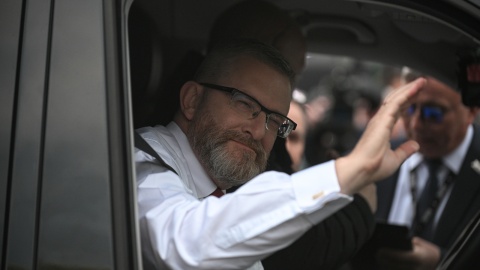 Kandydat w wyborach prezydenckich Grzegorz Braun przed gmachem TVP w Warszawie/fot. Marcin Obara, PAP