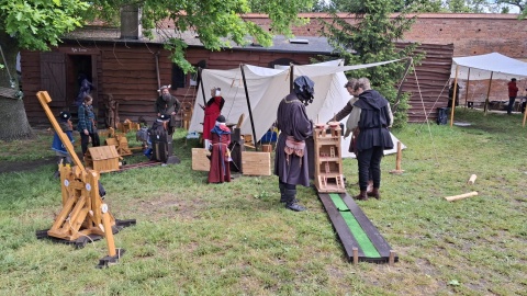 Kilkuset rycerzy z całej Polski przyjechało do Chełmna, aby wziąć udział w 26. Turnieju o Złotą Jaszczurkę. Rywalizować będą w walkach na miecze, zawodach łuczniczych czy średniowiecznym biegu, są też kramy rękodzielników i średniowieczne jadło/fot. Marcin Doliński