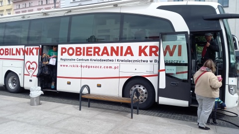 Od 16 lat motocykliści z klubu FENIX MC Poland zachęcają mieszkańców do udziału w zbiórce krwi. Sami dają przykład i zasiadają na fotelu w krwiobusie. W sobotę byli na bydgoskim Starym Rynku/fot. Tatiana Adonis