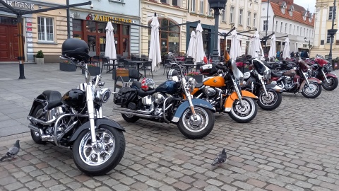 Od 16 lat motocykliści z klubu FENIX MC Poland zachęcają mieszkańców do udziału w zbiórce krwi. Sami dają przykład i zasiadają na fotelu w krwiobusie. W sobotę byli na bydgoskim Starym Rynku/fot. Tatiana Adonis