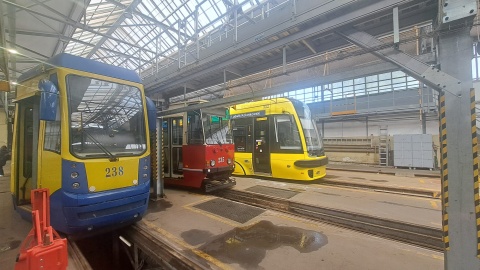 Przejazd zabytkowym tramwajem, symulator jazdy autobusem miejskim, czy wizyta w izbie pamięci. To tylko nieliczne atrakcje które czekały w sobotę na tych, którzy postanowili wziąć udział w dniach otwartych toruńskiej zajezdni tramwajowej/fot. Robert Duliński