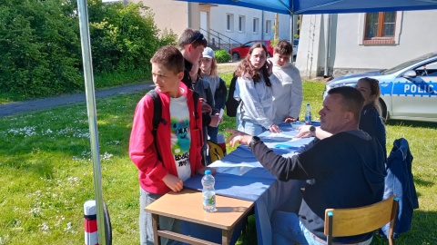 Uczniowie piątych i szóstych klas z okolic Dobrcza zmierzyli się z grą terenową „Misja Profilaktyka"/fot. Wiktor Sobociński