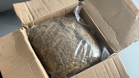 Fukcjojariusze KAS przejęli 283 sztuki e-papierosów i trzy kilogramy nielegalnego tytoniu/fot: Izba Administracji Skarbowej w Bydgoszczy