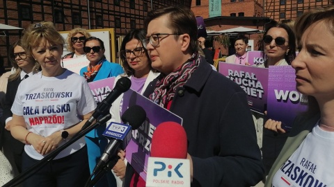 Działaczki związane z Koalicją 15 października prowadzą akcję pod hasłem „Kobiety z Trzaskiem”/fot: Monika Siwak
