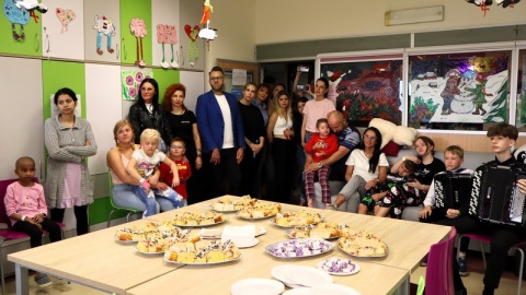Szpital Uniwersytecki im. Jurasza w Bydgoszczy odwiedziła Fundacja Piękny Dzień Mamy z niezwykłym prezentem dla mam. na wszystkich czekał słodki poczęstunek/fot. Tatiana Adonis