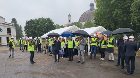 Symboliczna wiecha zawisła na budynku żłobko-przedszkolnym UKW. Budowa ma zakończyć się w 2026 roku/fot: Damian Klich