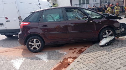 Na ulicy Lipcowej w Lubieniu Kujawskim osobowy Citroen nie ustąpił pierwszeństwa przejazdu i zderzył się z busem/fot. PSP Włocławek