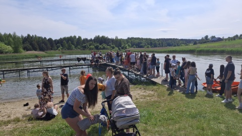 Pokazy strażackie, gry, konkursy, pływanie łódką i motorówką to część atrakcji Dnia Dziecka zorganizowanego w Tleniu nad jeziorem Mukrz/fot. Marcin Doliński
