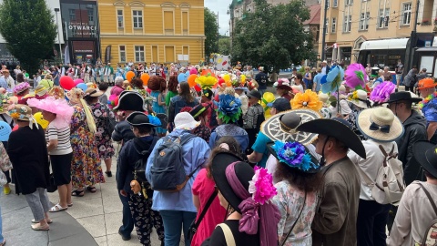 Tradycyjny kapeluszowy przemarsz rozpoczął kolejną Senioradę w Bydgoszczy/fot: Izabela Langner