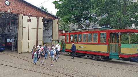 Przejazd zabytkowym tramwajem był jedną z atrakcji tegorocznego Pikniku Archiwalnego w Toruniu/fot: Monika Kaczyńska