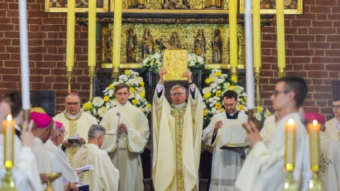 Biskup Arkadiusz Okroj podczas swojego ingresu do Bazyliki katedralnej św. Jana Chrzciciela i św. Jana Ewangelisty w Toruniu/fot. Mikołaj Kuras/PAP