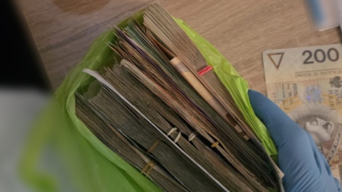 Prokuratura Rejonowa Kraków Nowa Huta prowadzi sprawę dotyczącą nielegalnego wprowadzania do obrotu tabletek wczesnoporonnych. Policja zatrzymała podejrzanych na terenie trzech województw: małopolskiego, mazowieckiego oraz kujawsko-pomorskiego. Z Grudziądza pochodzi informatyk szajki, który obsługiwał wysyłkową stronę/fot. krakow.policja.pl