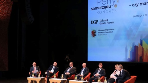 O tym, jak w przyszłości powinien wyglądać samorząd oraz o wyzwaniach, które przed nim stoją - chociażby tych demograficznych - rozmawiali podczas sesji otwarcia IX Kongresu Perły Samorządu samorządowcy, w tym prezydent Torunia Paweł Gulewski. Wydarzenie odbywa się w CKK Jordanki w Toruniu i potrwa do 11 czerwca/Fot. © UMT 2025, autor: Sławomir Kowalski, licencja: CC BY-NC 4.0