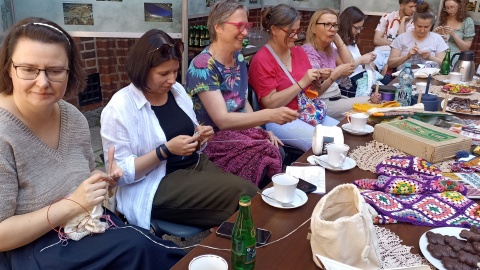 Wielkie dzierganie na dziedzińcu Ratusza Staromiejskiego w Toruniu/fot. Monika Kaczyńska