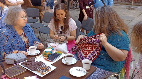 Wielkie dzierganie na dziedzińcu Ratusza Staromiejskiego w Toruniu/fot. Monika Kaczyńska