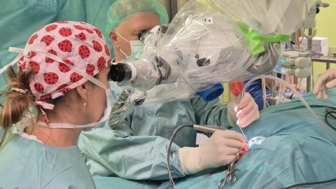 Pierwszy zabieg wszczepienia inteligentnego implantu ślimakowego w szpitalu dziecięcym w Bydgoszczy/fot. materiały szpitala