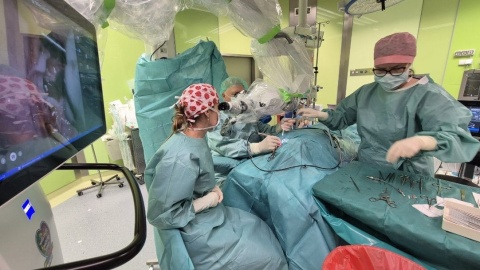 Pierwszy zabieg wszczepienia inteligentnego implantu ślimakowego w szpitalu dziecięcym w Bydgoszczy/fot. materiały szpitala