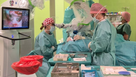 Pierwszy zabieg wszczepienia inteligentnego implantu ślimakowego w szpitalu dziecięcym w Bydgoszczy/fot. materiały szpitala
