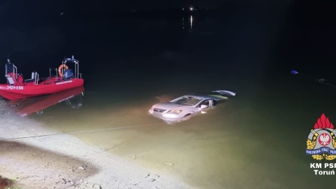Auto znalazło się w rzece na wysokości ul. Zagrodowej/fot. Wojciech Michalski, KM PSP Toruń