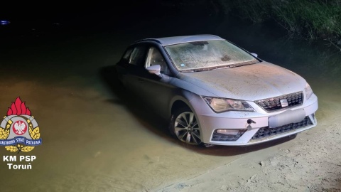 Auto znalazło się w rzece na wysokości ul. Zagrodowej/fot. Wojciech Michalski, KM PSP Toruń
